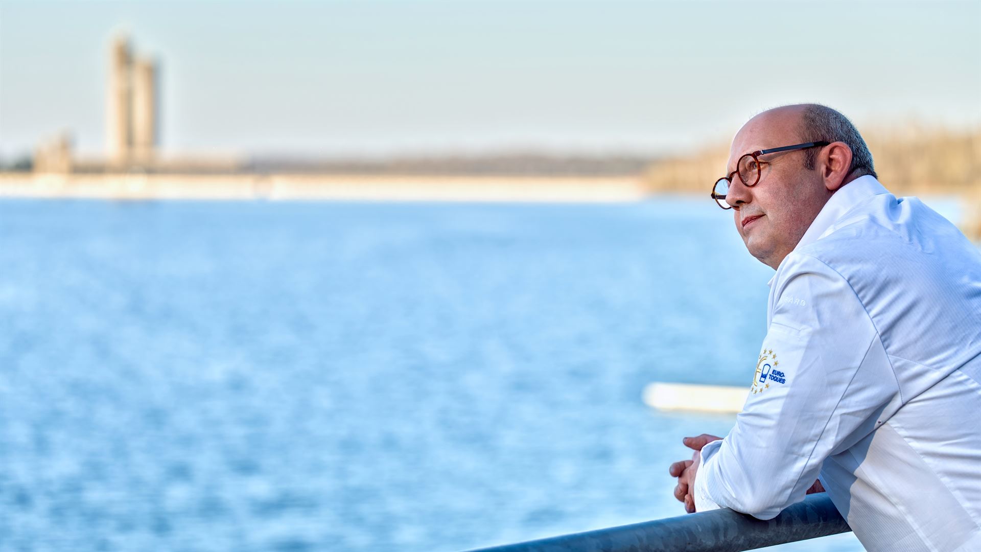 Chef Fabian Santi au bord de l'eau — restaurant Le&nbsp;Tri‑Marrants