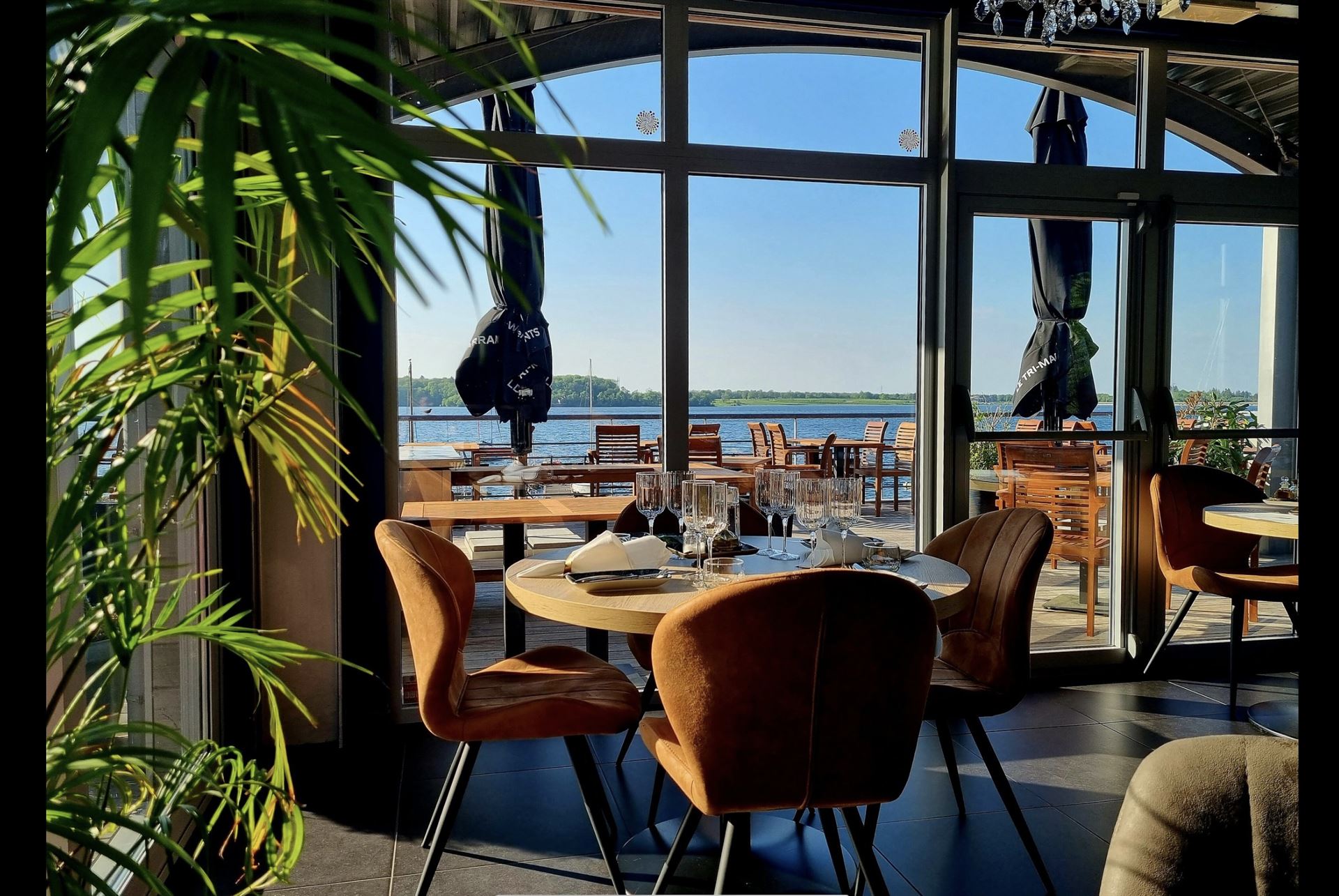 Terrasse et vue lac du restaurant Le&nbsp;Tri‑Marrants